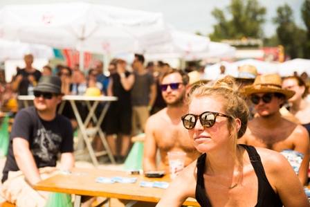 Mädchen mit Sonnenbrille im Publikum